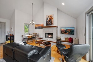 Een smart-tv, een open haard en boeken