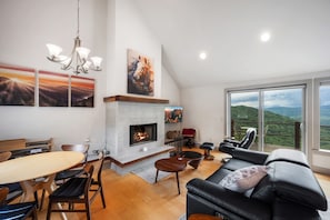 Smart TV, chimenea y libros 