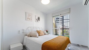 Una camera da letto con un letto, un comodino, una finestra con vista e decorazioni alle pareti.