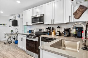 冷蔵庫、電子レンジ、オーブン、コンロ