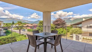 Outdoor dining - Elegant 3-Level Lake Villa with Pool, Garden & Panoramic Penthouse Terrace (Colico)