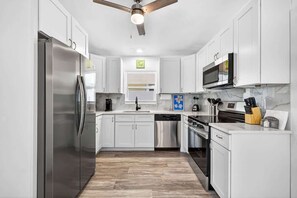 Fridge, microwave, oven, stovetop - Buffalo Bungalow (Indian Rocks Beach)