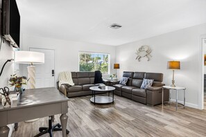 Smart TV - Your Private Pool Retreat Just 5 Minutes from the Beach (Indian Rocks Beach)