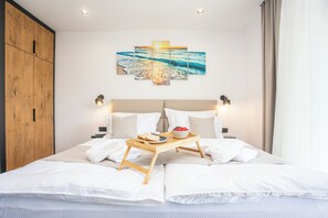 4 makuuhuonetta, tallelokero huoneessa, työpöytä, silitysrauta/-lauta