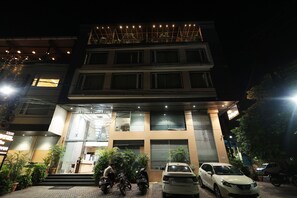 Pintu masuk properti