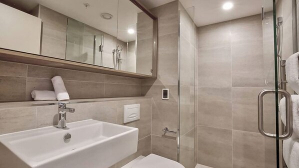 Shower, hair dryer, towels - Residence Du Parc - Awa Apt 16a (Arthurs Point)