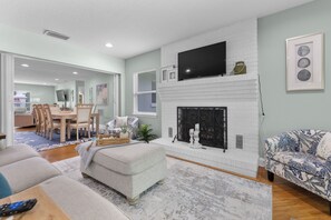 Smart-TV, Tischtennisplatte, Bücher