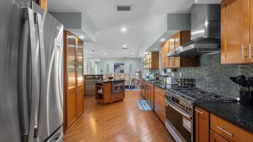 KĂŒhlschrank, Mikrowelle, Ofen, Herdplatte