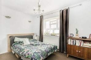 4 habitaciones, tabla de planchar con plancha y internet