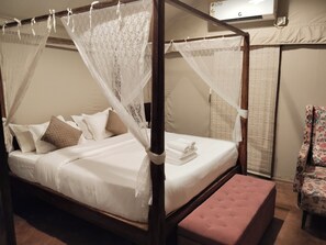 シャワー、スリッパ、タオル、石鹸