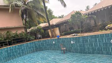 15 outdoor pools
