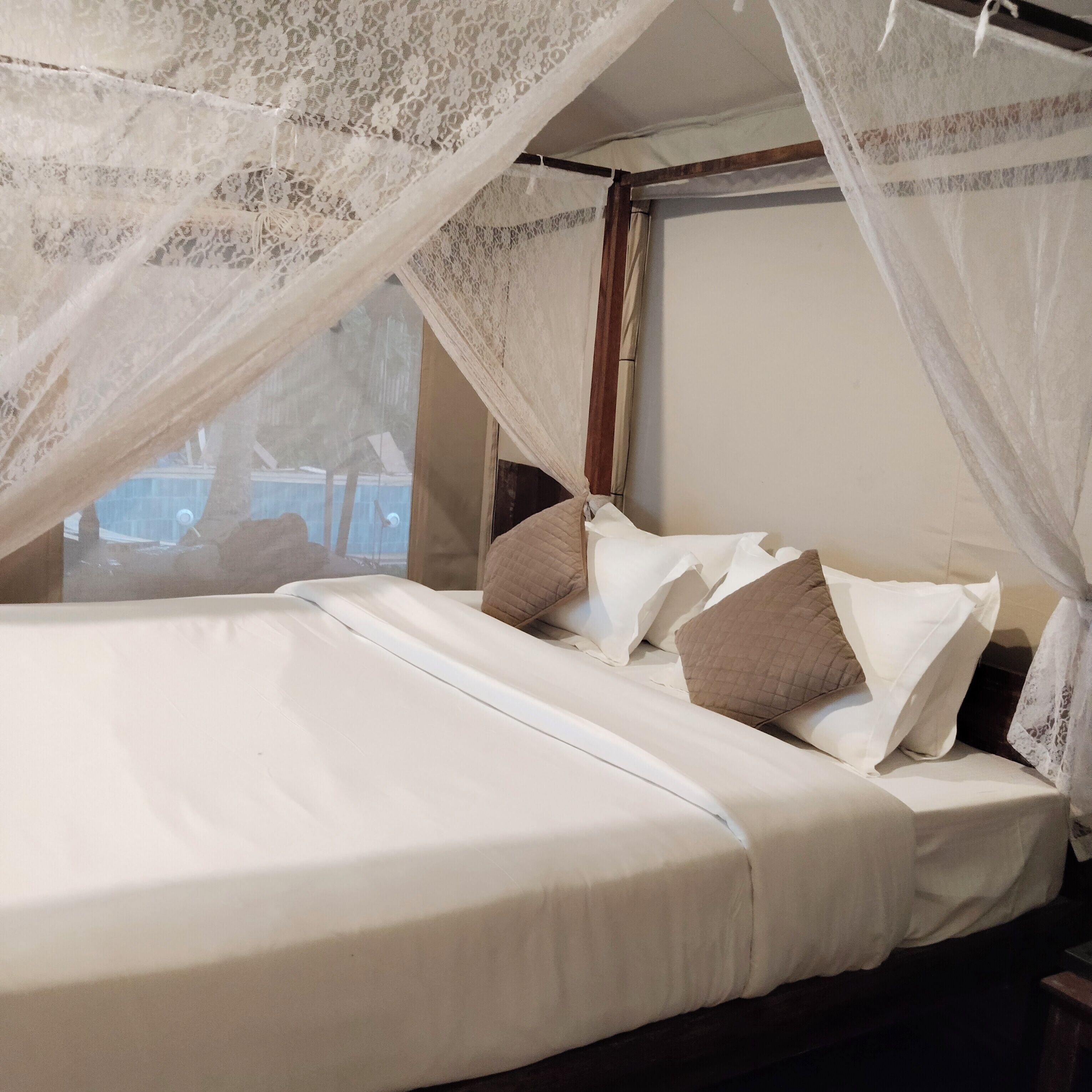 Työpöytä, kannettavalle tietokoneelle sopiva työtila, ilmainen Wi-Fi