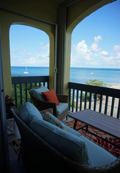 Blue Lagoon 3-bed 3 bath condo pool & ocean view