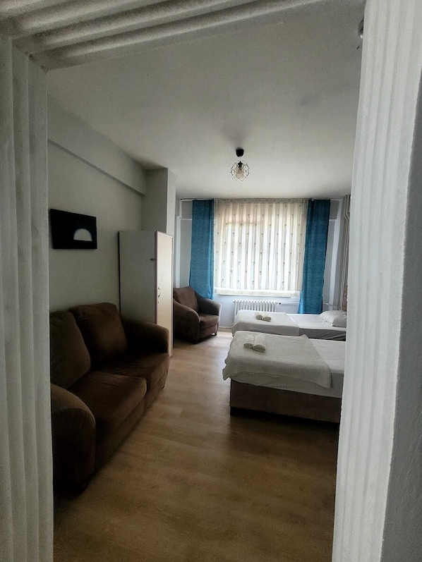 Deluxe Single Room, City View | Meja, ruang kerja komputer riba, Wi-fi percuma