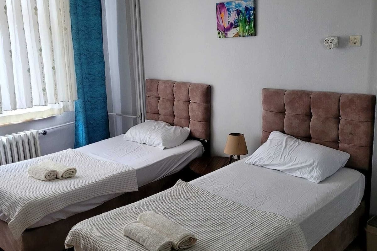 Deluxe Single Room, City View | Meja, ruang kerja komputer riba, Wi-fi percuma
