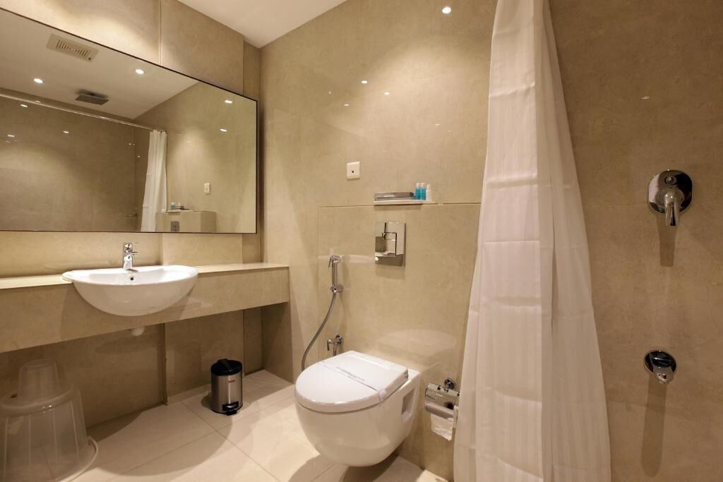 Shower, free toiletries