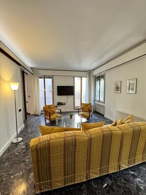 Apartment, Balcony | Living area