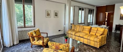 Apartamento, sacada | Área de estar