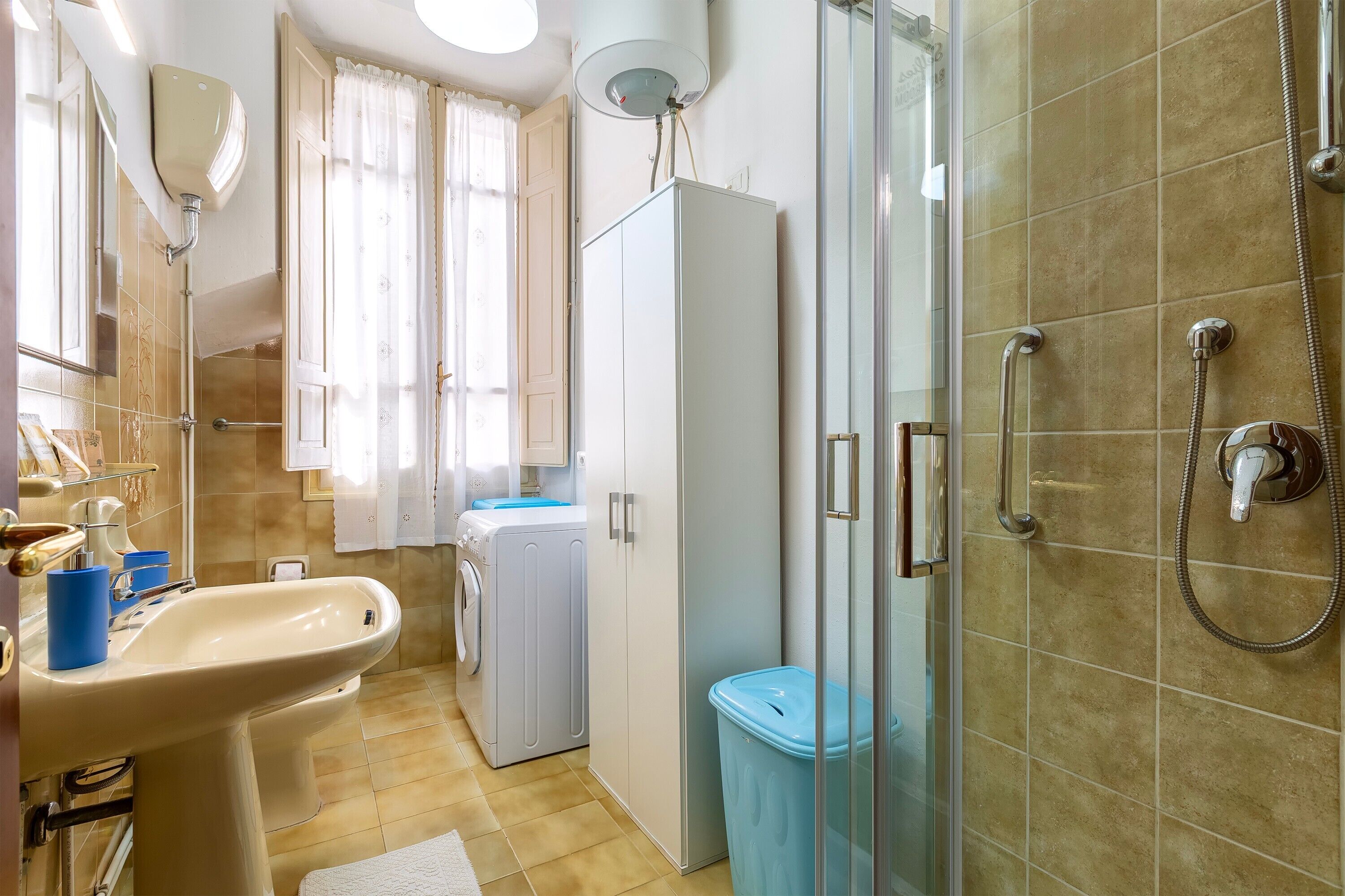 Shower, free toiletries, hair dryer, towels