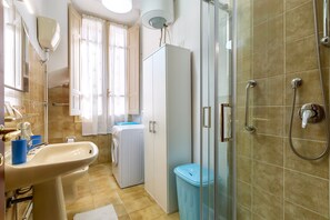 Suihku, ilmaiset hygieniatuotteet, hiustenkuivaaja, pyyhkeet