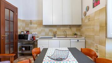 Frigorifero, microonde, forno, piano cottura
