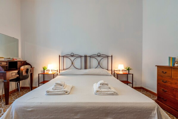 2 chambres, fer et planche à repasser, Wi-Fi, draps fournis