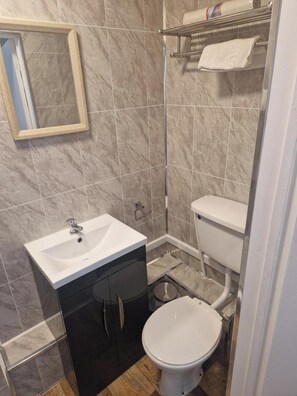 Twin Room | Bathroom