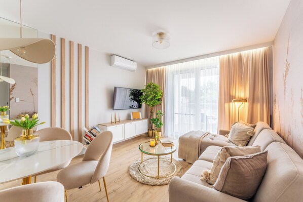 In-room safe, laptop workspace, blackout drapes, iron/ironing board