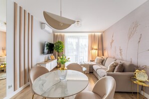 In-room safe, laptop workspace, blackout drapes, iron/ironing board