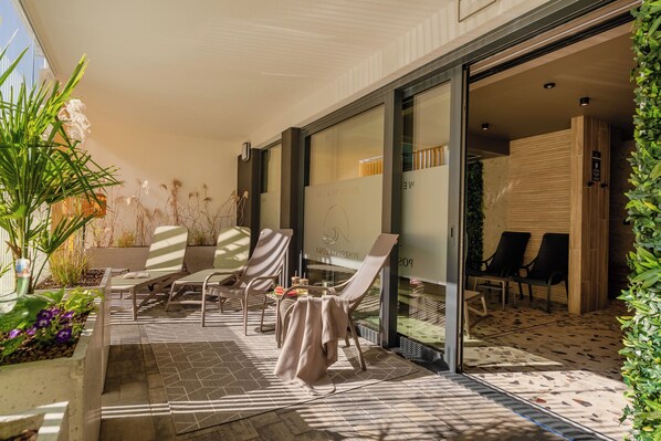 Een bubbelbad, een stoombad, massagebehandelingen