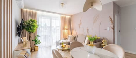 Caja de seguridad en la habitación y espacio para trabajar con laptop