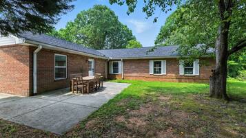 House, Multiple Bedrooms | Outdoor dining