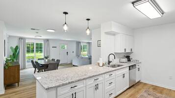 Nhà, nhiều phòng ngủ | Bếp riêng | Tủ lạnh, lò nướng, dụng cụ pha cà phê/trà, lò nướng bánh mì