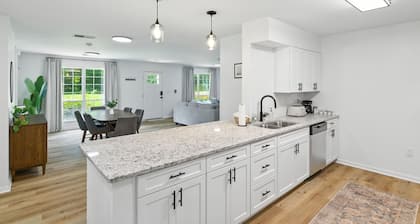 Family Getaway 9BR Open-concept Retreat