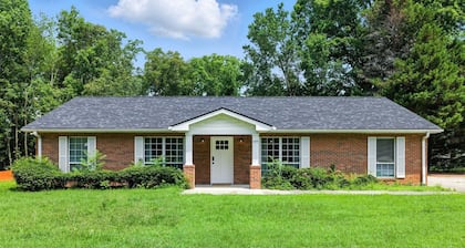 Family Getaway 9BR Open-concept Retreat