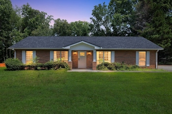 Family Getaway 9BR Open-concept Retreat