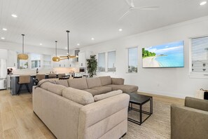 Maison, 5 chambres | Coin séjour | TV connectée