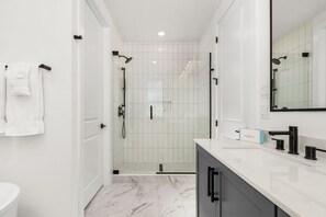 House, 5 Bedrooms | Bathroom | Towels