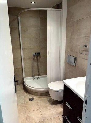 Douche, séchoir à cheveux, serviettes fournies, savon