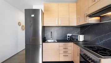 Køleskab, mikrobølgeovn, ovn, kogeplade