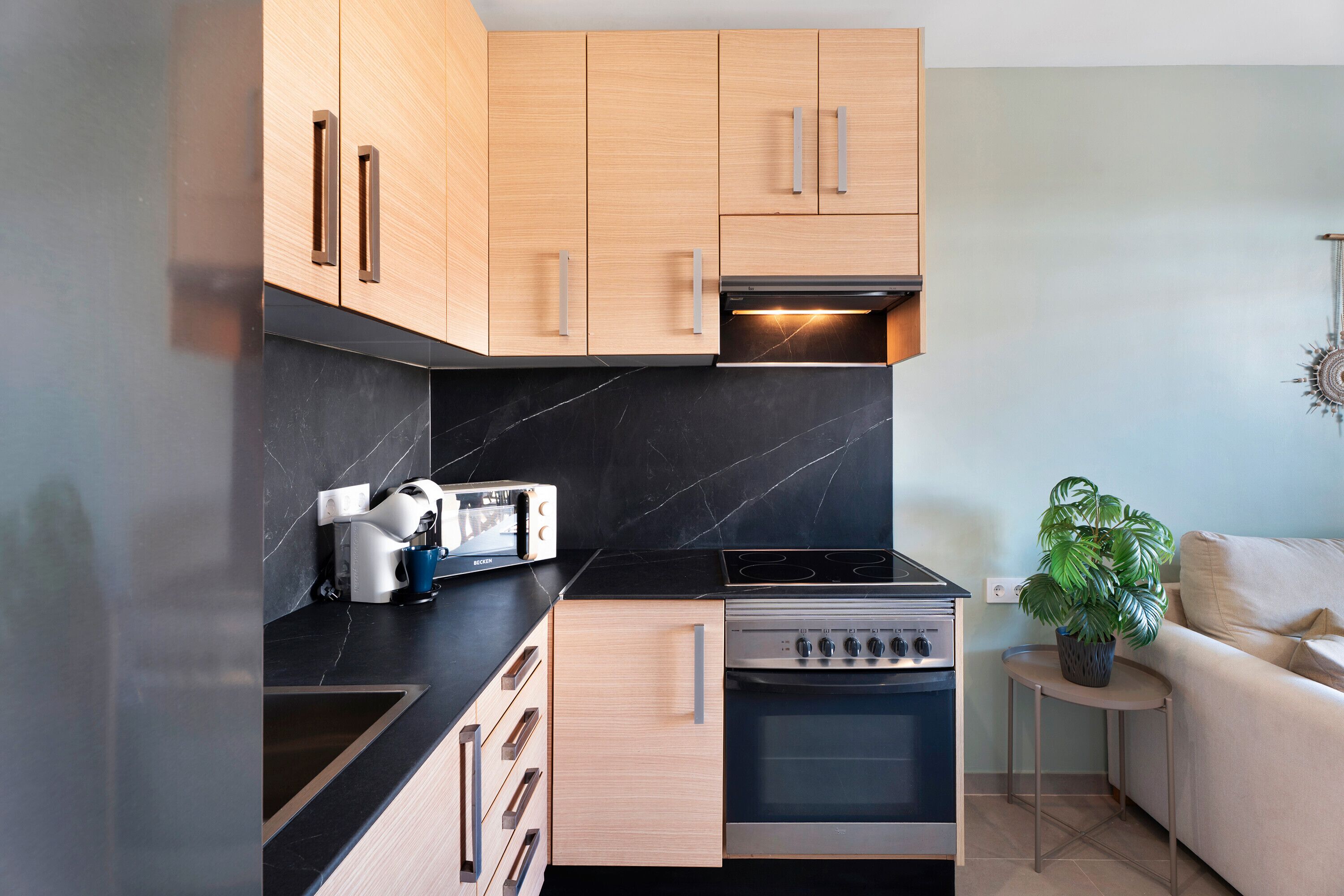 Jääkaappi, mikroaaltouuni, uuni, liesi