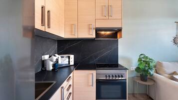 Jääkaappi, mikroaaltouuni, uuni, liesi