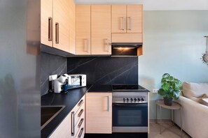 Jääkaappi, mikroaaltouuni, uuni, liesi