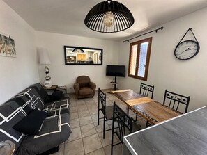 TV - Apartment in provence near alpilles, camargue with private pool (Tarascon)