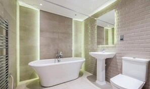 Douche, serviettes fournies, papier de toilette