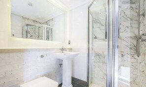 Shower, towels, toilet paper - Spacious, Canal-Side, 3bed flat (London)