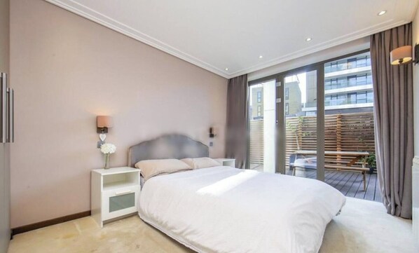 3 عدّة غرف نوم وخدمة الإنترنت وملاءات أسرّة