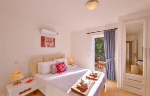 4 bedrooms, iron/ironing board