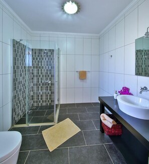 A modern bathroom with a glass shower enclosure, a white sink, and a large mirror. - Villa Basil Amazing Sea view (Antalya)