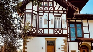 Unclassified image, 5 of 49, button - "Villa Suite" Spacious old villa with terrace near Stuttgart (Aidlingen)